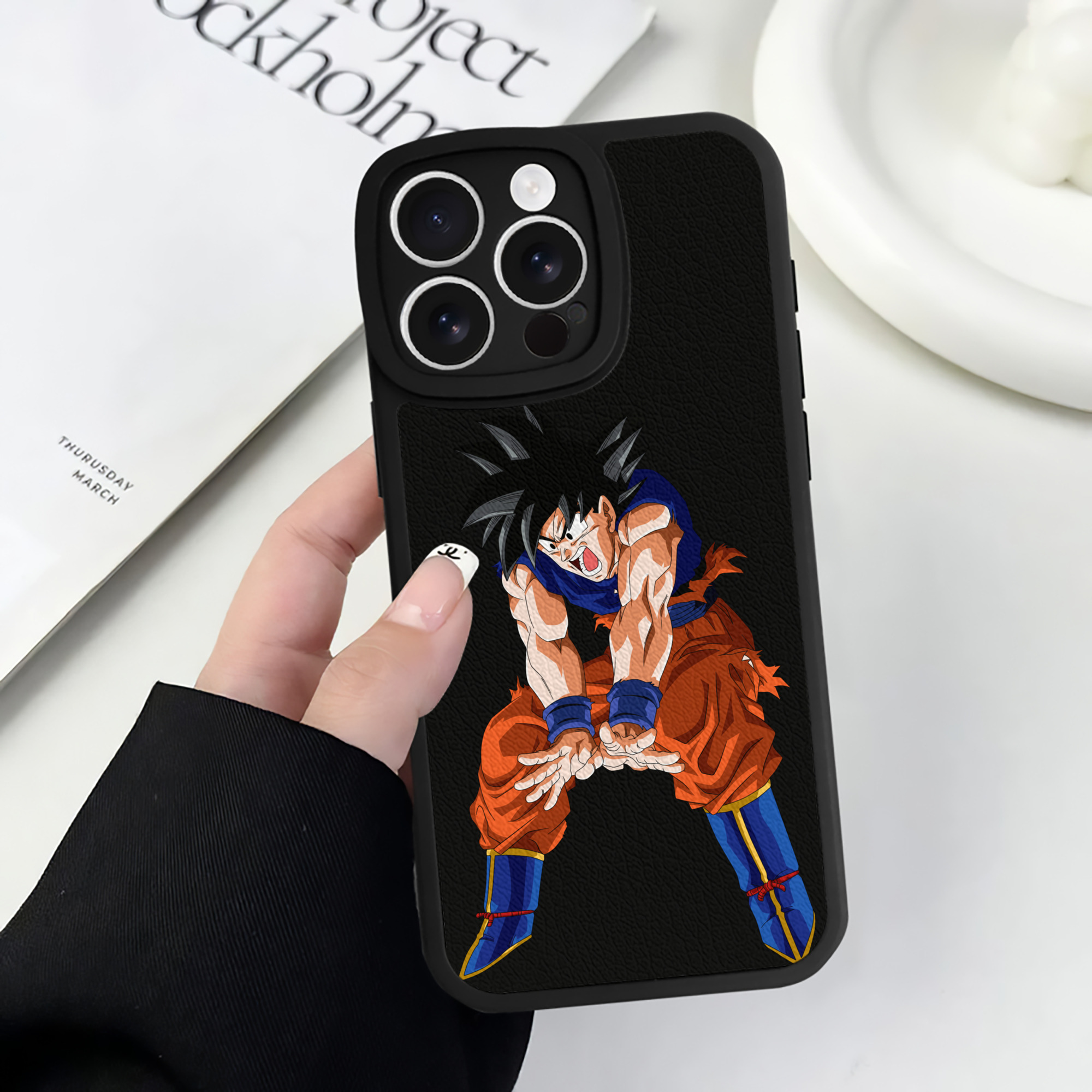 （画像用） ドラゴンボール 孫悟空（そん ごくう）Son Goku カカロット DRAGON BALL Kakarotto 【iPhone 16シリーズ対応】シリコンスマホケース（レザー調） 材質：シリコン